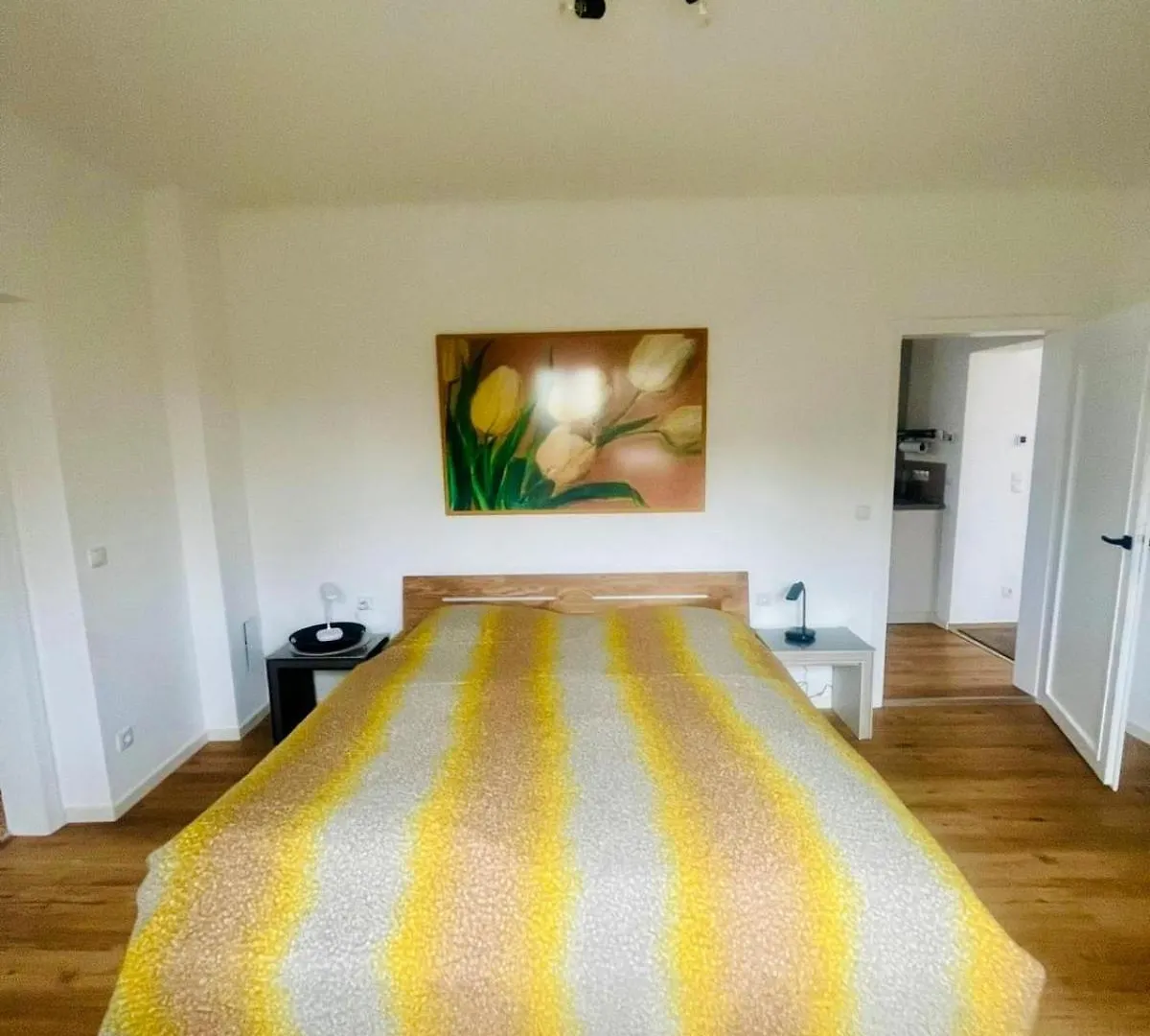 Villa In Vienna In Perfect Situaton Near Vic And Donau Park With Pool And Private Garden Sleeps 4 With 2 Bedrooms, Kitchen And Livingroom And Bath And Private Parking 0*,