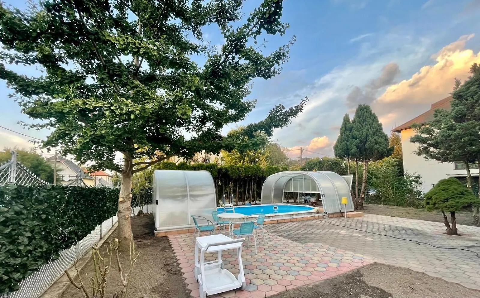 Villa In Vienna In Perfect Situaton Near Vic And Donau Park With Pool And Private Garden Sleeps 4 With 2 Bedrooms, Kitchen And Livingroom And Bath And Private Parking