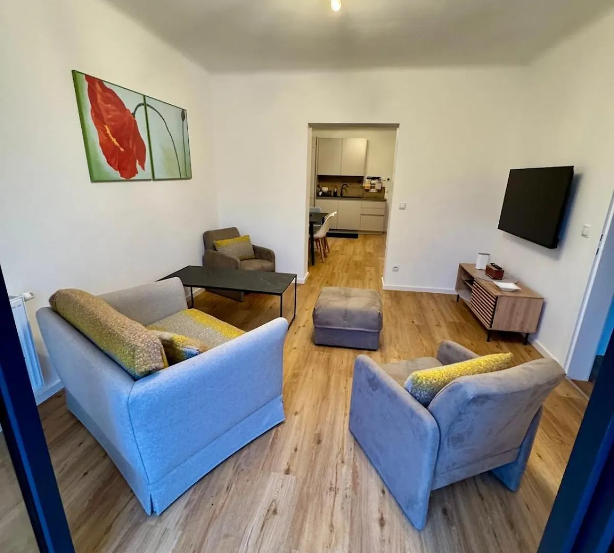 Villa In Vienna In Perfect Situaton Near Vic And Donau Park With Pool And Private Garden Sleeps 4 With 2 Bedrooms, Kitchen And Livingroom And Bath And Private Parking