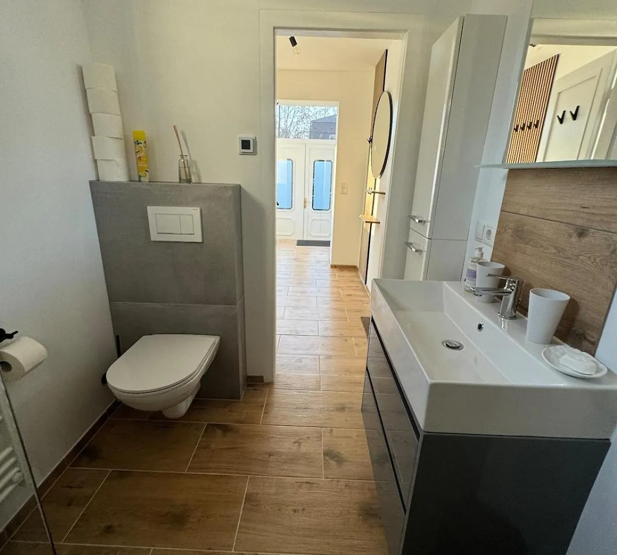 Villa In Vienna In Perfect Situaton Near Vic And Donau Park With Pool And Private Garden Sleeps 4 With 2 Bedrooms, Kitchen And Livingroom And Bath And Private Parking