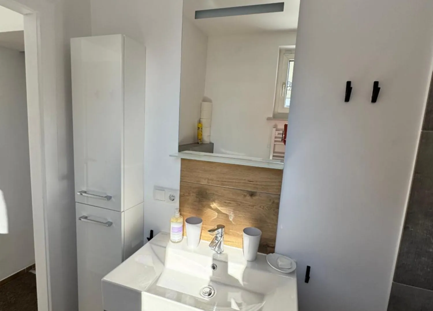 Villa In Vienna In Perfect Situaton Near Vic And Donau Park With Pool And Private Garden Sleeps 4 With 2 Bedrooms, Kitchen And Livingroom And Bath And Private Parking