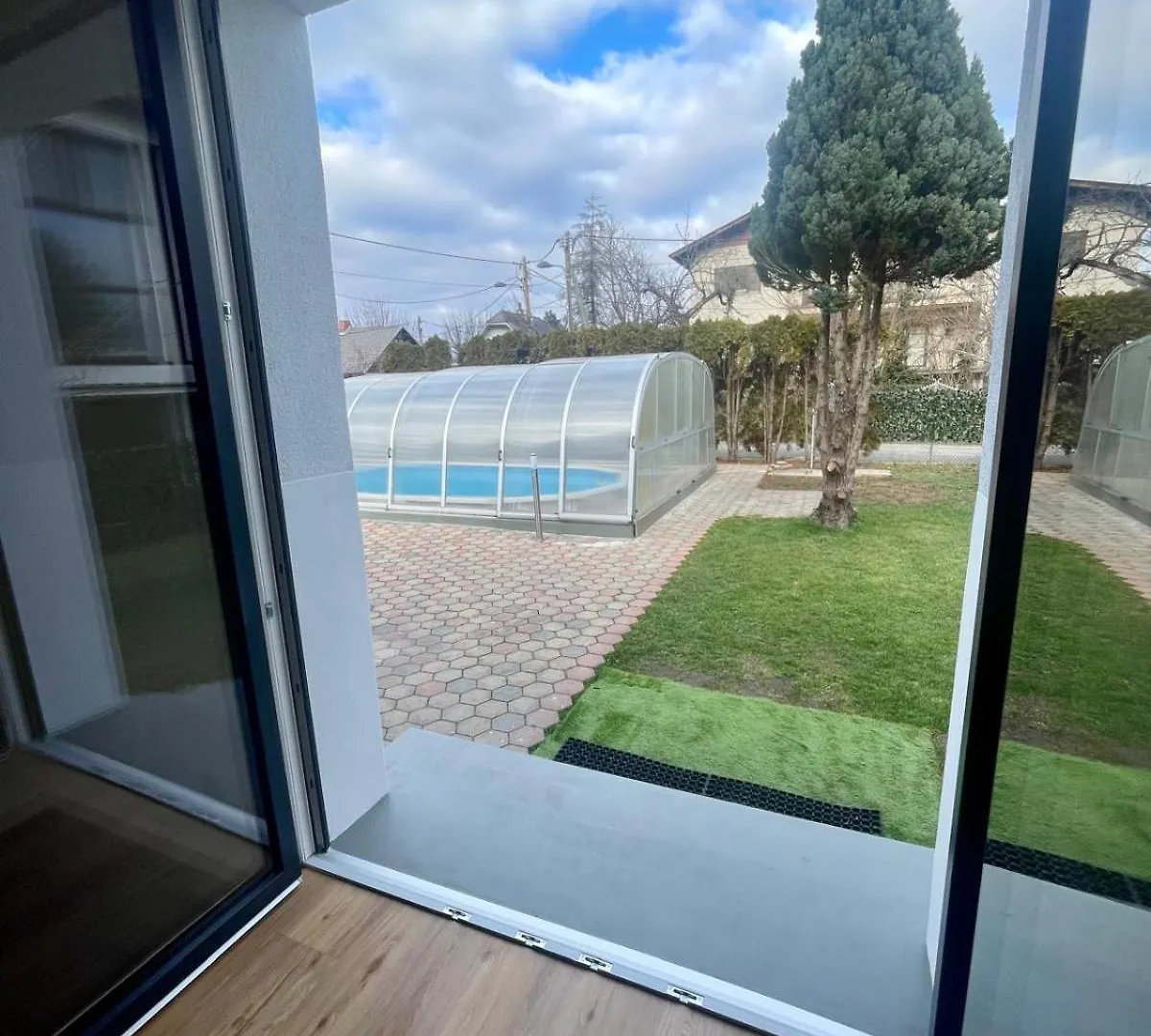 Villa In Vienna In Perfect Situaton Near Vic And Donau Park With Pool And Private Garden Sleeps 4 With 2 Bedrooms, Kitchen And Livingroom And Bath And Private Parking