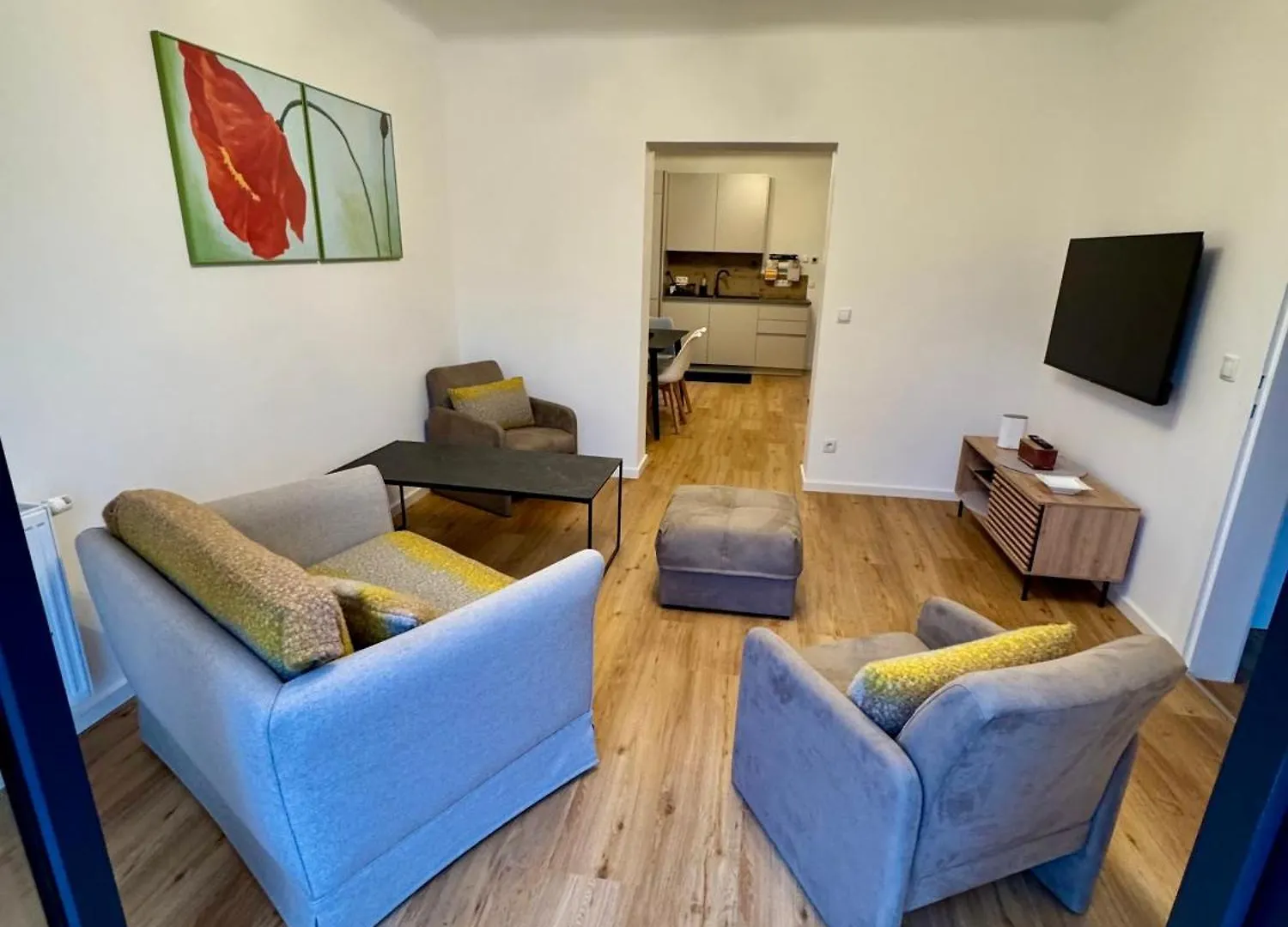 Villa In Vienna In Perfect Situaton Near Vic And Donau Park With Pool And Private Garden Sleeps 4 With 2 Bedrooms, Kitchen And Livingroom And Bath And Private Parking