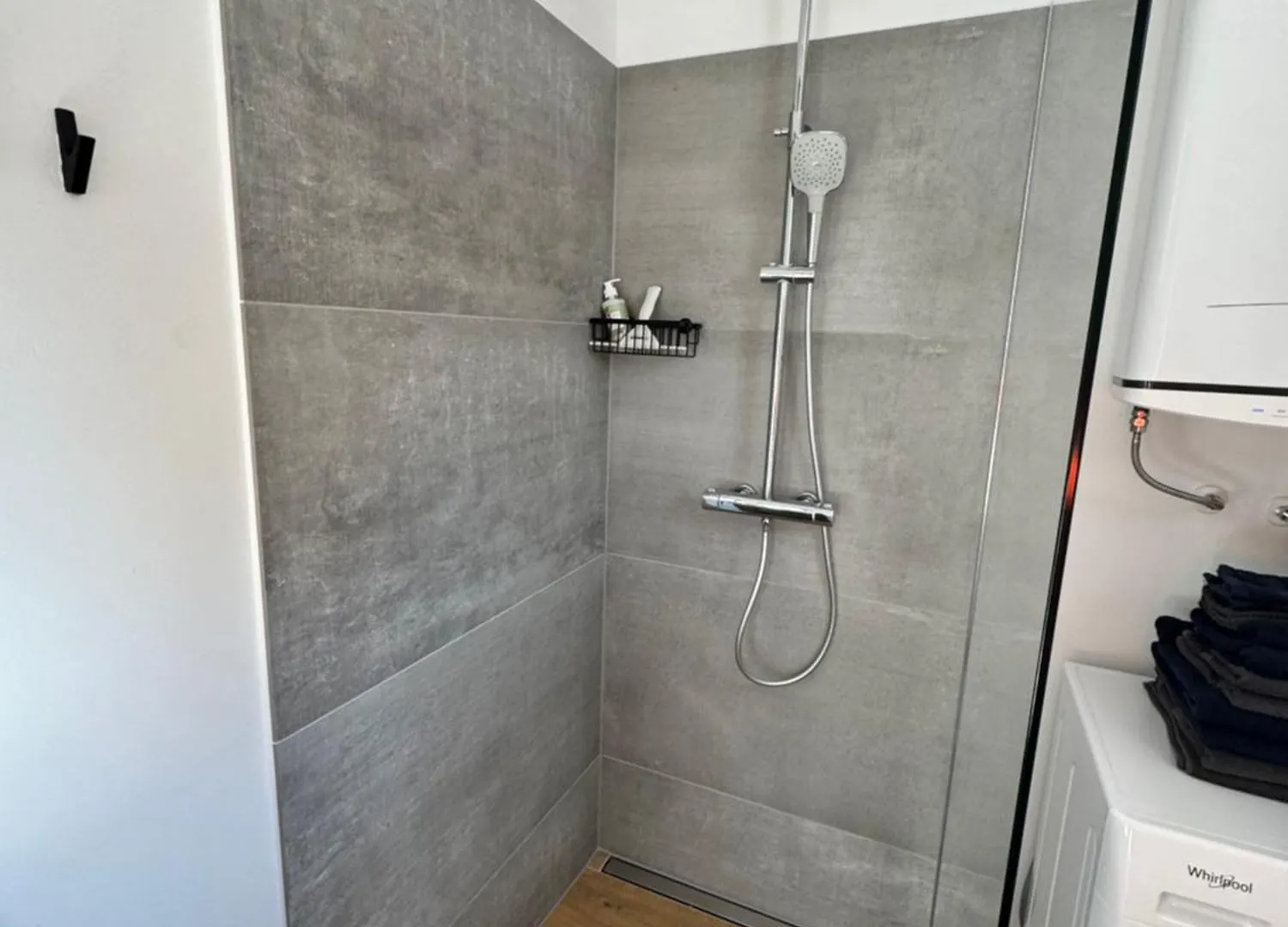 Villa In Vienna In Perfect Situaton Near Vic And Donau Park With Pool And Private Garden Sleeps 4 With 2 Bedrooms, Kitchen And Livingroom And Bath And Private Parking