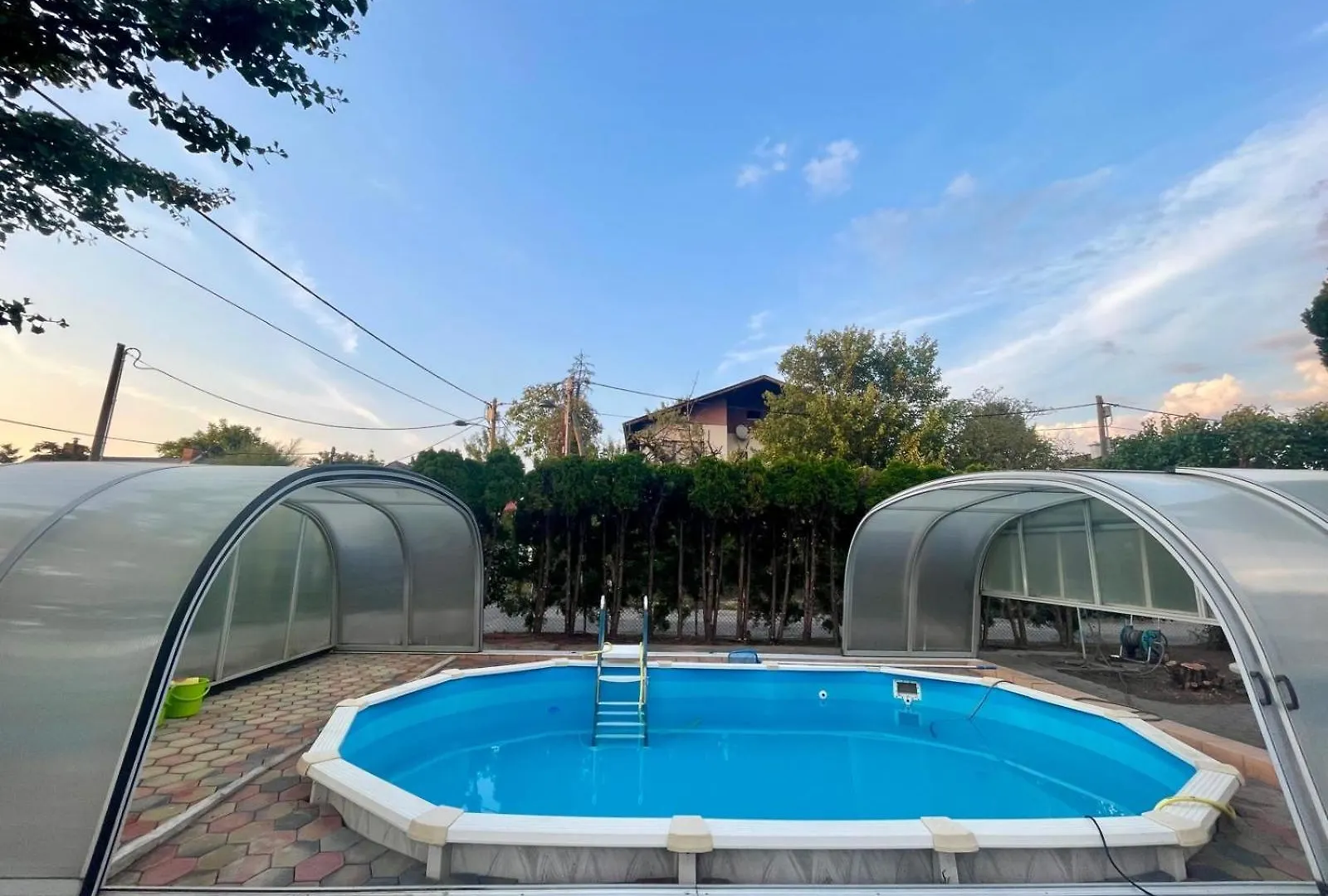 Villa In Vienna In Perfect Situaton Near Vic And Donau Park With Pool And Private Garden Sleeps 4 With 2 Bedrooms, Kitchen And Livingroom And Bath And Private Parking