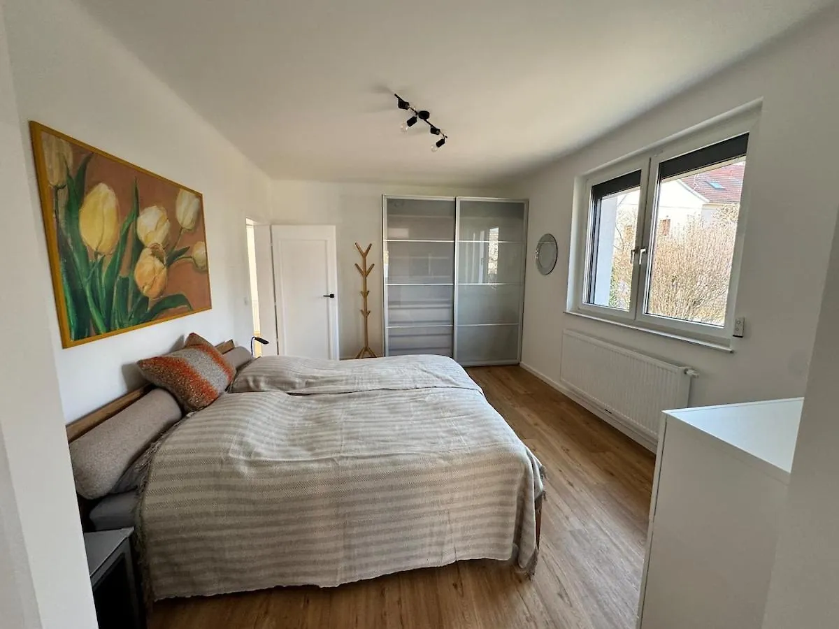 Villa In Vienna In Perfect Situaton Near Vic And Donau Park With Pool And Private Garden Sleeps 4 With 2 Bedrooms, Kitchen And Livingroom And Bath And Private Parking