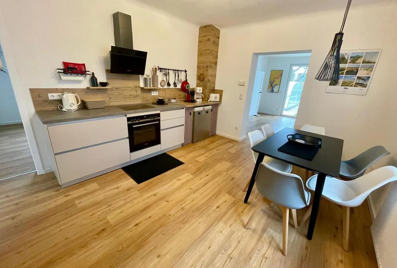 Villa In Vienna In Perfect Situaton Near Vic And Donau Park With Pool And Private Garden Sleeps 4 With 2 Bedrooms, Kitchen And Livingroom And Bath And Private Parking