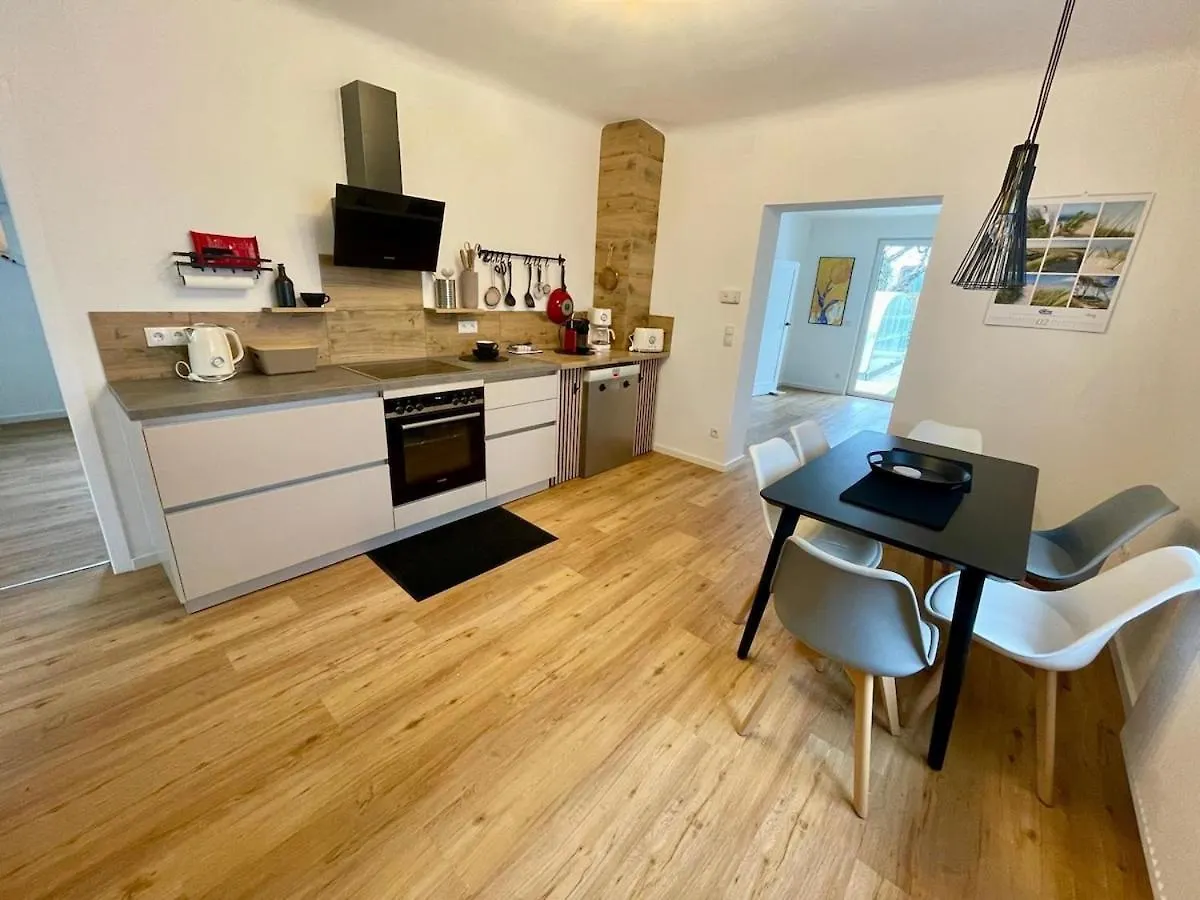 Villa In Vienna In Perfect Situaton Near Vic And Donau Park With Pool And Private Garden Sleeps 4 With 2 Bedrooms, Kitchen And Livingroom And Bath And Private Parking