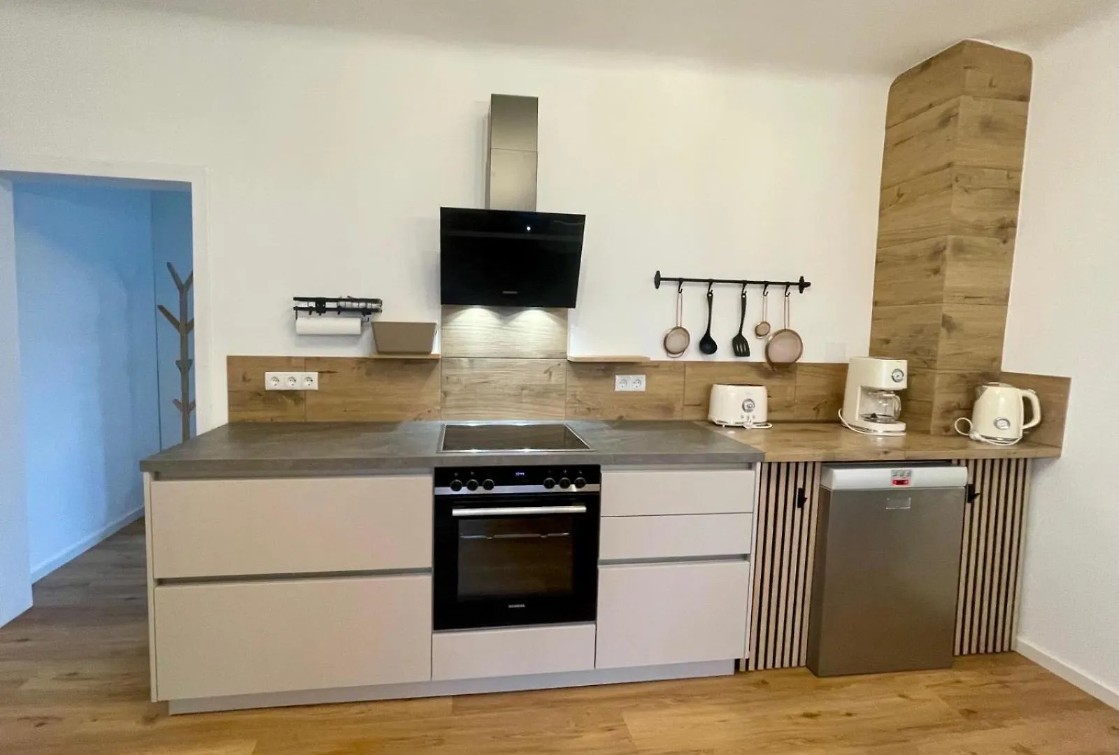 Villa In Vienna In Perfect Situaton Near Vic And Donau Park With Pool And Private Garden Sleeps 4 With 2 Bedrooms, Kitchen And Livingroom And Bath And Private Parking 0*,  Austria
