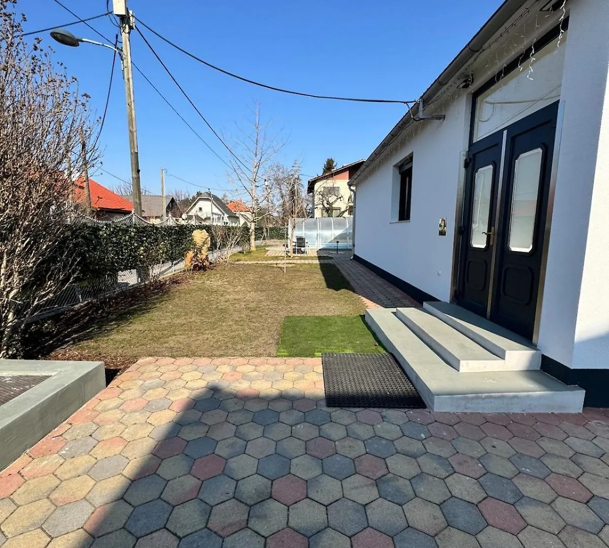 Villa In Vienna In Perfect Situaton Near Vic And Donau Park With Pool And Private Garden Sleeps 4 With 2 Bedrooms, Kitchen And Livingroom And Bath And Private Parking 0*,  Austria