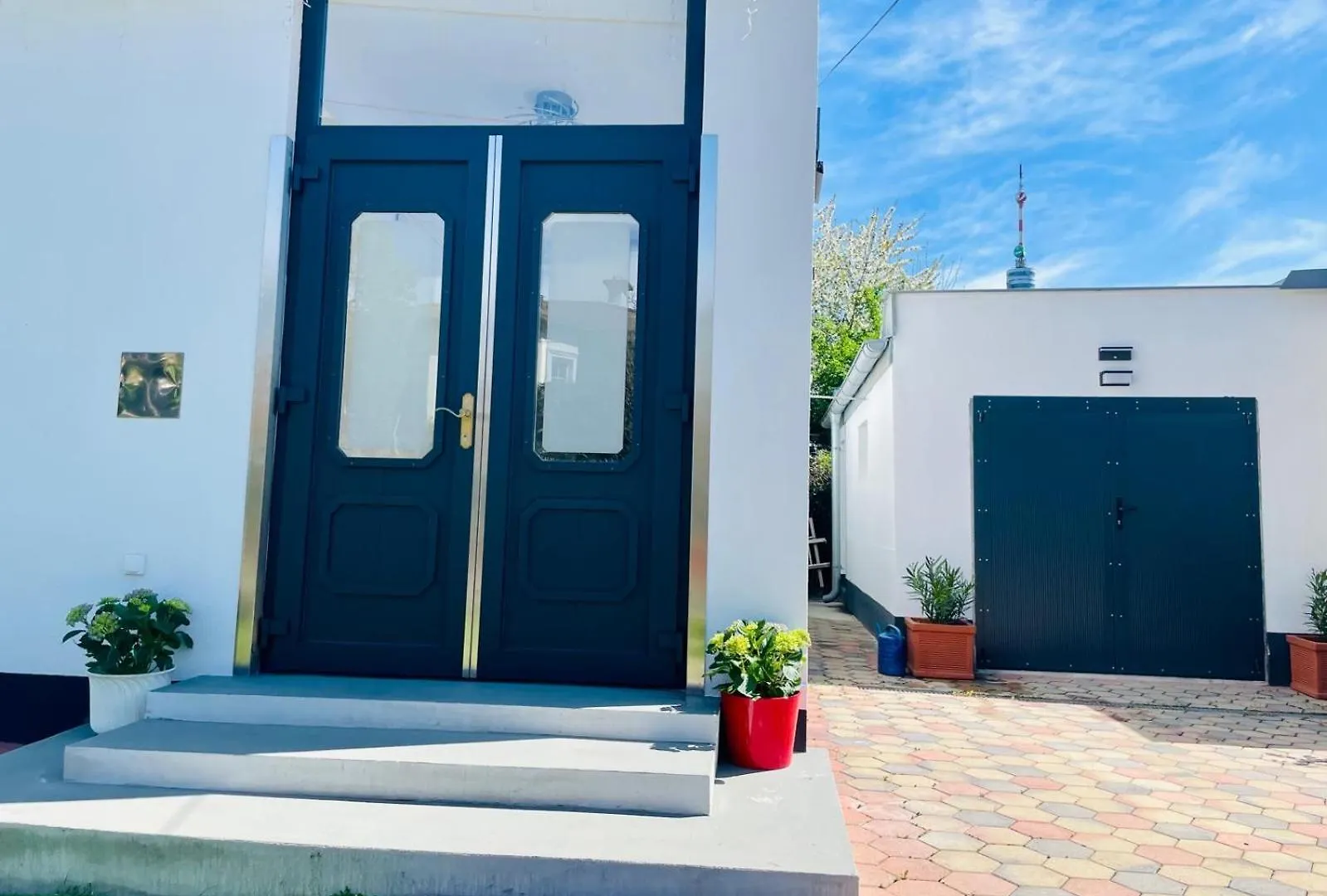 Villa In Vienna In Perfect Situaton Near Vic And Donau Park With Pool And Private Garden Sleeps 4 With 2 Bedrooms, Kitchen And Livingroom And Bath And Private Parking