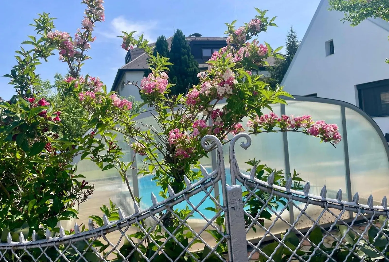 Villa In Vienna In Perfect Situaton Near Vic And Donau Park With Pool And Private Garden Sleeps 4 With 2 Bedrooms, Kitchen And Livingroom And Bath And Private Parking