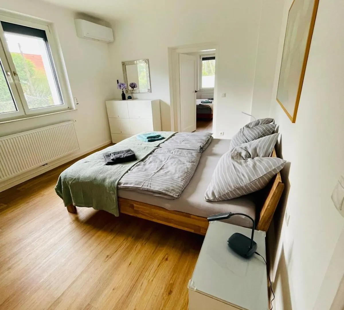 Villa In Vienna In Perfect Situaton Near Vic And Donau Park With Pool And Private Garden Sleeps 4 With 2 Bedrooms, Kitchen And Livingroom And Bath And Private Parking
