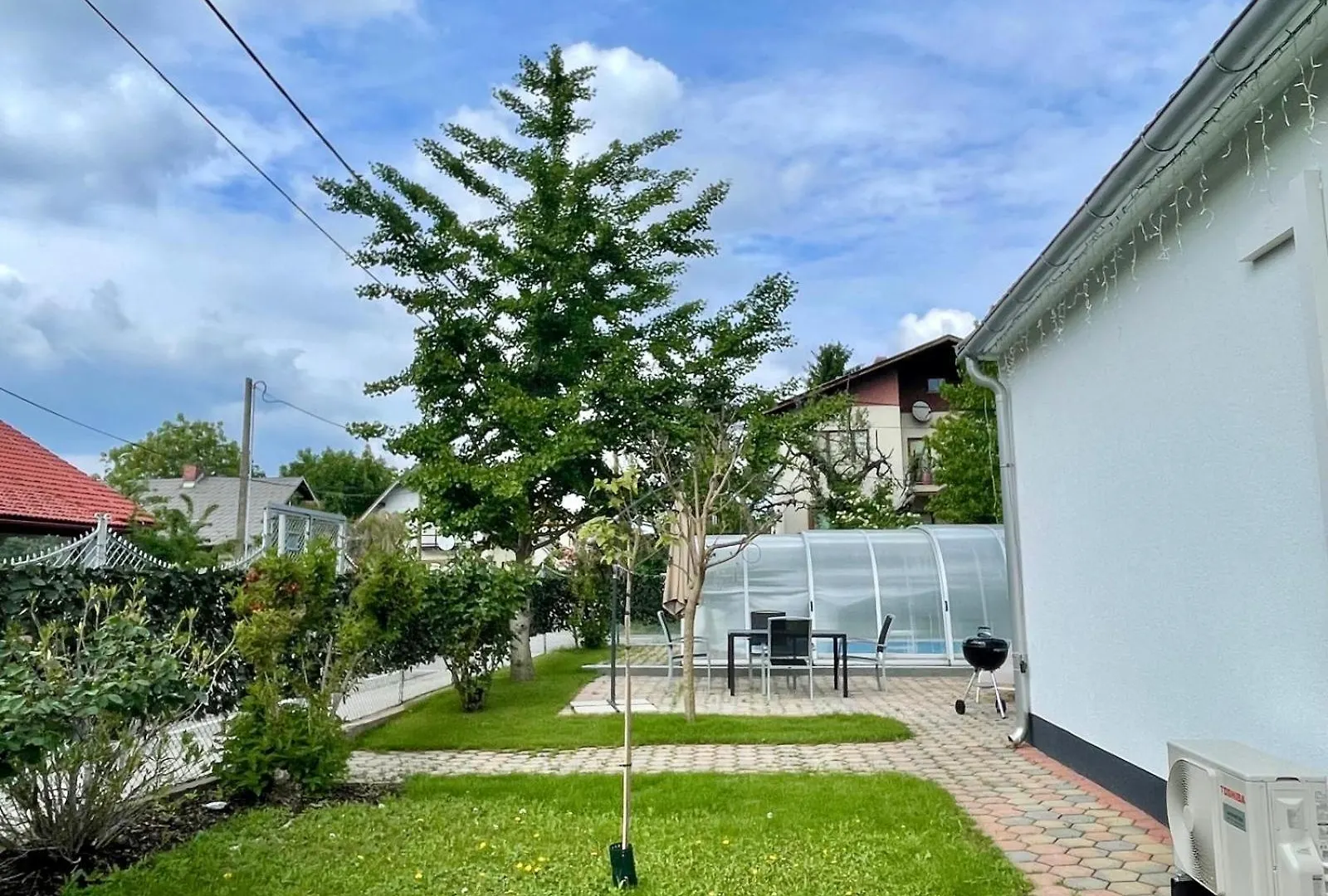 Villa In Vienna In Perfect Situaton Near Vic And Donau Park With Pool And Private Garden Sleeps 4 With 2 Bedrooms, Kitchen And Livingroom And Bath And Private Parking