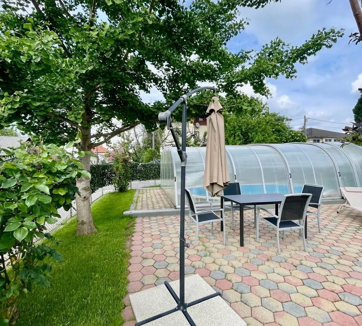 Villa In Vienna In Perfect Situaton Near Vic And Donau Park With Pool And Private Garden Sleeps 4 With 2 Bedrooms, Kitchen And Livingroom And Bath And Private Parking