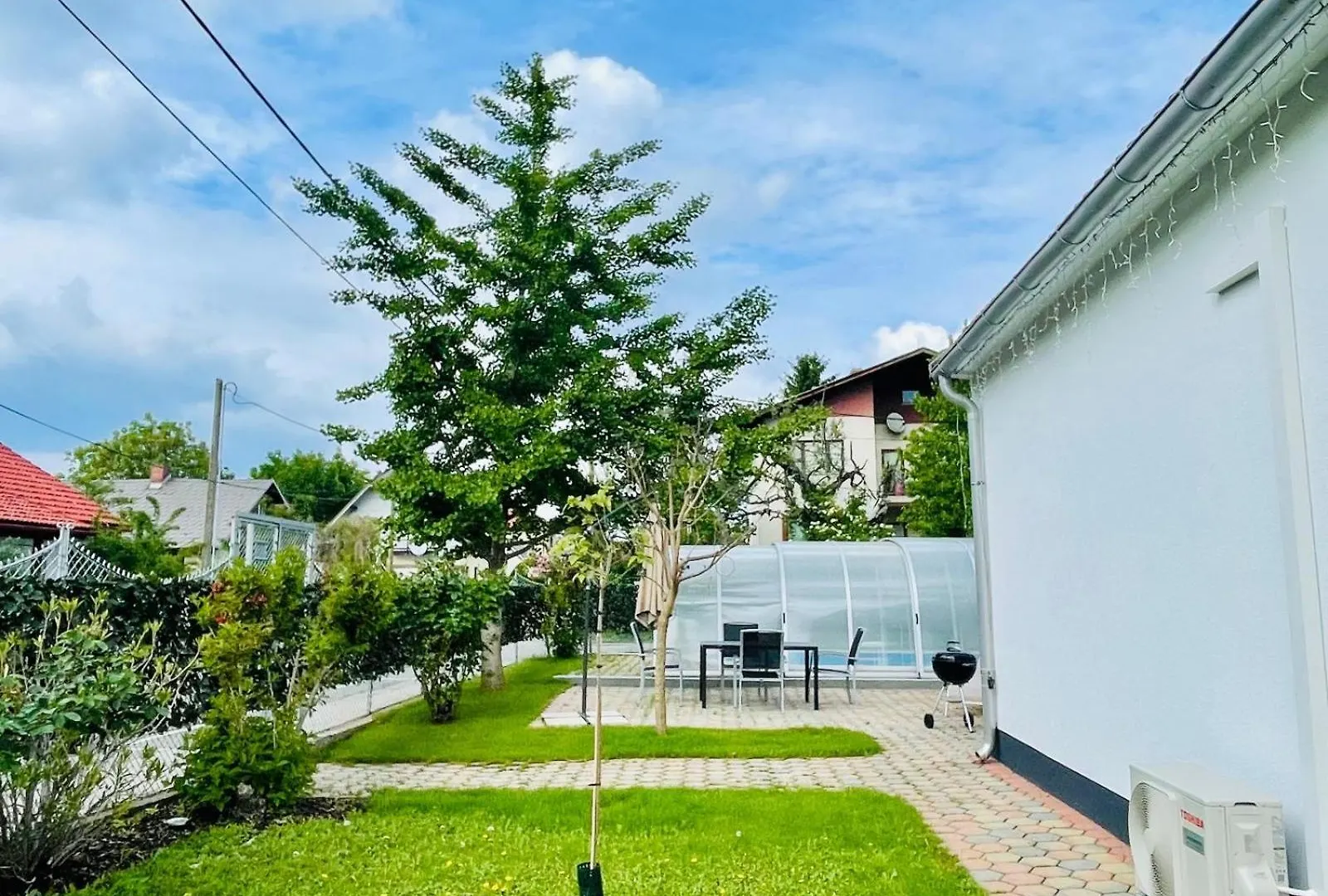 Villa In Vienna In Perfect Situaton Near Vic And Donau Park With Pool And Private Garden Sleeps 4 With 2 Bedrooms, Kitchen And Livingroom And Bath And Private Parking Austria