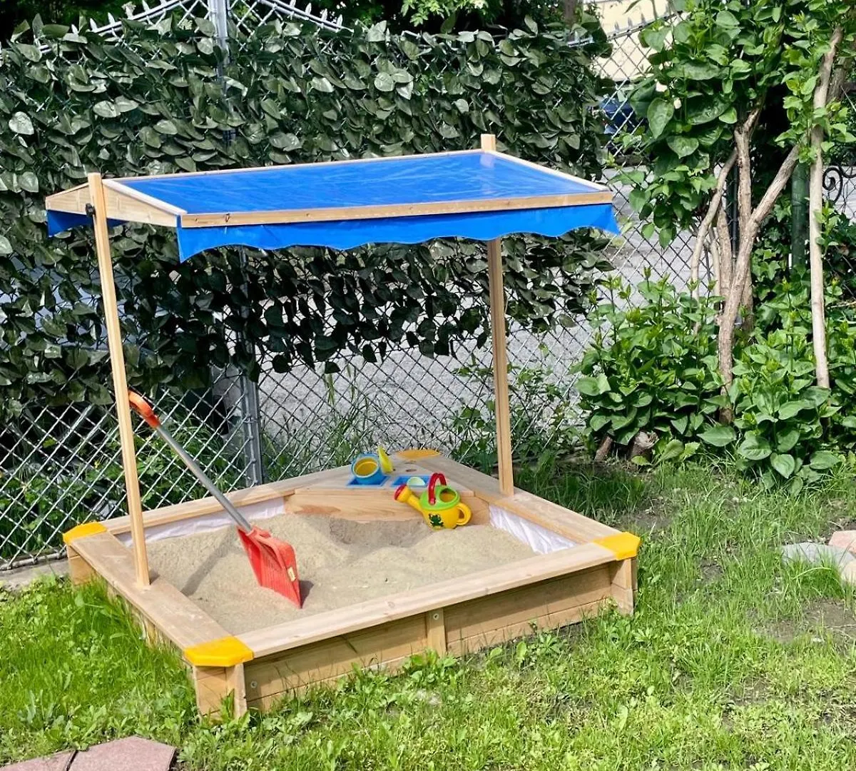 Villa In Vienna In Perfect Situaton Near Vic And Donau Park With Pool And Private Garden Sleeps 4 With 2 Bedrooms, Kitchen And Livingroom And Bath And Private Parking Austria