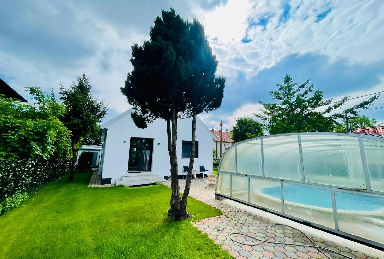 Villa In Vienna In Perfect Situaton Near Vic And Donau Park With Pool And Private Garden Sleeps 4 With 2 Bedrooms, Kitchen And Livingroom And Bath And Private Parking