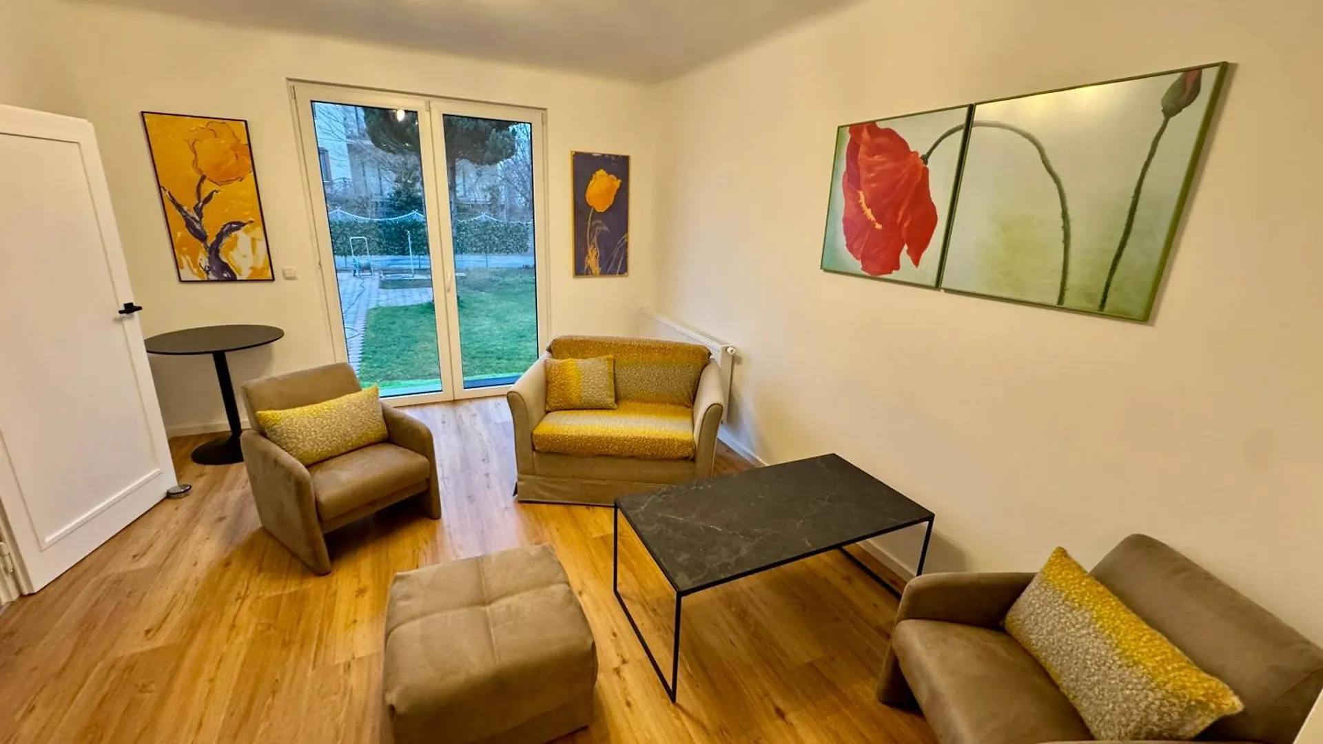 Villa In Vienna In Perfect Situaton Near Vic And Donau Park With Pool And Private Garden Sleeps 4 With 2 Bedrooms, Kitchen And Livingroom And Bath And Private Parking Avusturya